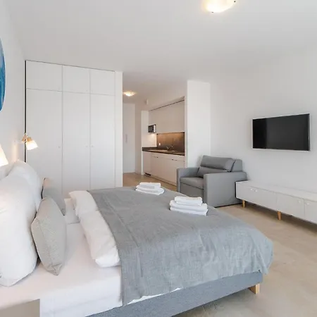 Aquamarina Prima With Sea View By Renters * 미엥지즈드로예