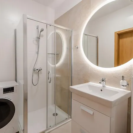 Aquamarina Prima With Sea View By Renters 아파트